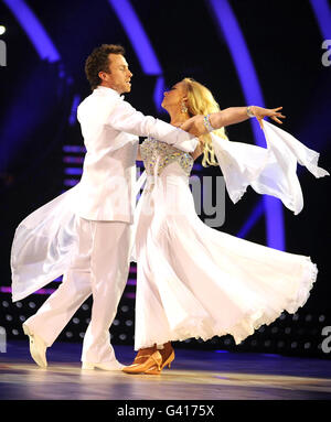 Pamela Stephenson e il partner di danza James Jordan si esibiscono durante la prova di abbigliamento Strictly come Dancing the Live Tour presso la Capital FM Arena di Nottingham. Foto Stock