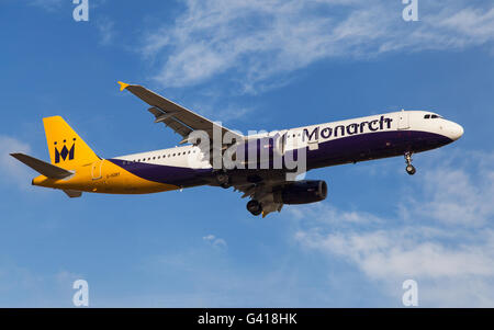 Un Monarch Airlines Airbus A321-231 avvicinamento all Aeroporto El Prat di Barcellona, Spagna. Foto Stock