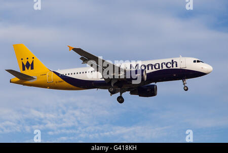 Un Monarch Airlines Airbus A320-200 avvicinamento all Aeroporto El Prat di Barcellona, Spagna. Foto Stock
