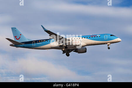 Un Jetairfly Embraer ERJ-190STD avvicinamento all Aeroporto El Prat di Barcellona, Spagna. Foto Stock