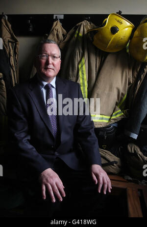 Il Ministro per la sicurezza comunitaria Fergus Ewing promuove la sicurezza antincendio in seguito a una serie di blazes fatali durante il periodo festivo, durante una telefonata alla sede centrale della zona nord di Glasgow di Strathclyde Fire and Rescue Services. Foto Stock