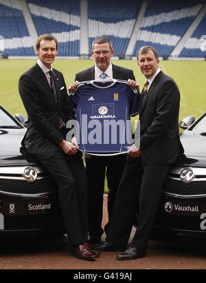 Scotland, il coach del team nazionale Craig Levein (centro) con Stewart Regan (a destra) e l'amministratore delegato di Vauxhall, Duncan Aldred (a sinistra), durante una fotocellula, annuncerà Vauxhall Motors come nuovo sponsor del team nazionale presso Hampden Park, Glasgow Foto Stock