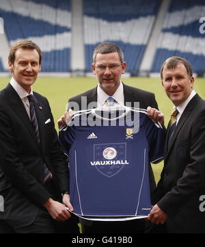 Scotland, il coach del team nazionale Craig Levein (centro) con Stewart Regan (a destra) e l'amministratore delegato di Vauxhall, Duncan Aldred (a sinistra), durante una fotocellula, annuncerà Vauxhall Motors come nuovo sponsor del team nazionale presso Hampden Park, Glasgow Foto Stock