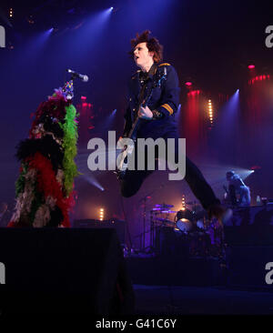 Nicky Wire dei Manic Street Preachers che si esibiscono alla O2 Brixton Academy nel sud di Londra. Foto Stock