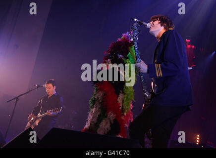 James Dean Bradfield (a sinistra) e Nicky Wire dei Manic Street Preachers che si esibiscono alla O2 Brixton Academy nel sud di Londra. Foto Stock