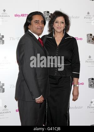 Meera Syal (a destra) e Sanjeev Bhaskar in arrivo per il South Bank Sky Arts Awards al Dorchester Hotel, Londra. Foto Stock