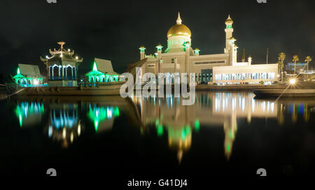 Una lunga esposizione sultano Omar Ali Saifuddin Moschea in Bandar Seri Begawan, Brunei. Foto Stock