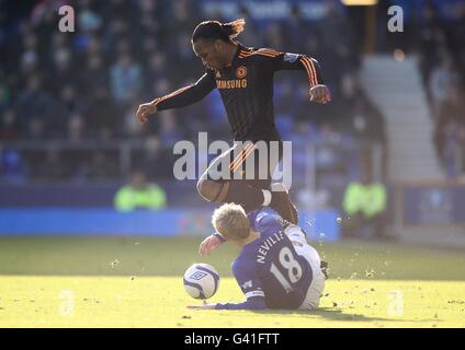 Didier Drogba di Chelsea (in alto) ed Everton's Phil Neville (in basso) in azione Foto Stock