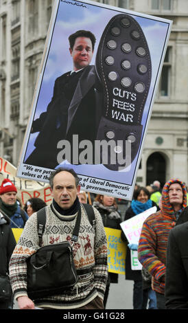 Uno studente maturo davanti a una demo contro l'istruzione, passa il Big ben e le Houses of Parliament a Westminster, nel centro di Londra, questo pomeriggio. Foto Stock