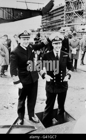 Il capitano David Hart-Dyke (che è 6'2') si trova in un tombino in modo da non torreggiare sopra il capitano Sam Salt durante la cerimonia di posa della chiglia per il nuovo tipo 22 Frigate HMS Coventry della Royal Navy, che prende il nome dal tipo 22 Destroyer che è stato affondato durante la guerra delle Falklands. Foto Stock