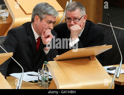 Il leader laburista scozzese Iain Grey (a sinistra) con Andy Kerr M.S.P. durante le interrogazioni del primo Ministro al Parlamento scozzese di Edimburgo. Foto Stock