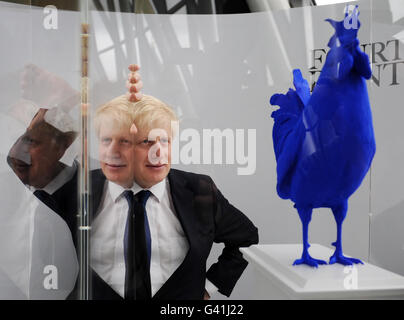 Il sindaco di Londra Boris Johnson con una scultura di un cockeral blu mentre svela le due successive commissioni per la quarta base in Trafalgar Square, che comprende il cockerel (nella foto) di Katharina Fritsch e un ragazzo su un cavallo a dondolo chiamato impotente strutture di Michael Elmgreen e Ingar Dragset. Foto Stock