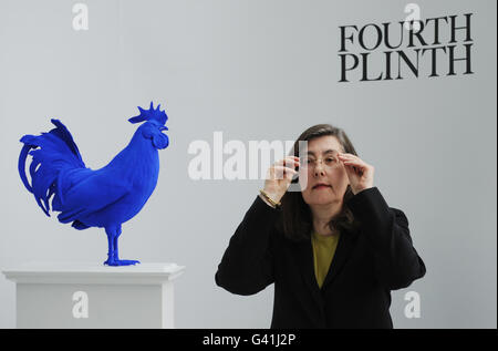 L'artista Katharina Fritsch con la sua scultura di un cockerello blu, una delle due successive commissioni per il quarto basamento in Piazza Trafalgar. Foto Stock