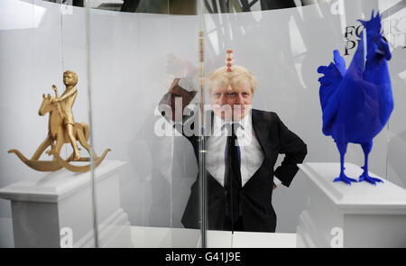 Il sindaco di Londra Boris Johnson svela le prossime due commissioni per la quarta base di Trafalgar Square, una scultura di un cockerello blu di Katharina Fritsch e un ragazzo su un cavallo a dondolo chiamato impotente strutture di Michael Elmgreen e Ingar Dragset. Foto Stock