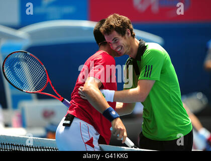 Andy Murray, in Gran Bretagna, gode di un momento di luce con il Novak Djokovic serbo mentre gioca un evento di presidenza per raccogliere fondi per l'alluvione del Queensland prima dell'Australian Open 2011 a Melbourne Park, Melbourne, Australia. Foto Stock