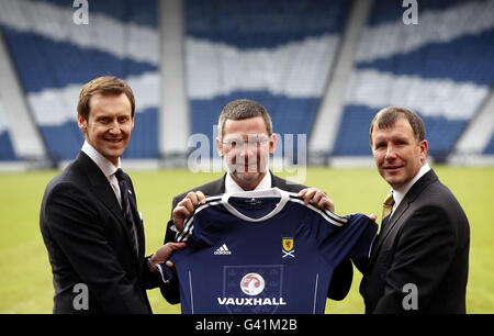 Scotland, il coach del team nazionale Craig Levein (centro) con Stewart Regan (a destra) e l'amministratore delegato di Vauxhall, Duncan Aldred (a sinistra), durante una fotocellula, annuncerà Vauxhall Motors come nuovo sponsor del team nazionale presso Hampden Park, Glasgow Foto Stock