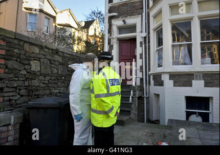 Ufficiali di polizia al di fuori di una proprietà su Aberdeen Road a Clifton, dove si ritiene che un uomo di 32 anni sia stato arrestato oggi in caso di sospetto dell'assassinio di Joanna Yeates. Foto Stock