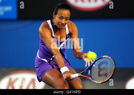 Tennis - 2011 Australian Open - 3° giorno - Melbourne Park. Anne Keothavong della Gran Bretagna durante la sua partita contro Andrea Petkovic della Germania Foto Stock