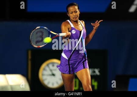 Tennis - 2011 Australian Open - 3° giorno - Melbourne Park. Anne Keothavong della Gran Bretagna durante la sua partita contro Andrea Petkovic della Germania Foto Stock