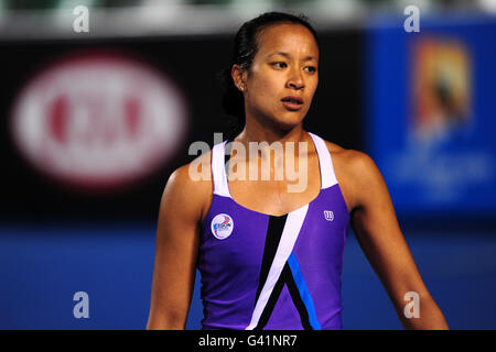 Tennis - 2011 Australian Open - 3° giorno - Melbourne Park. Anne Keothavong della Gran Bretagna durante la sua partita contro Andrea Petkovic della Germania Foto Stock