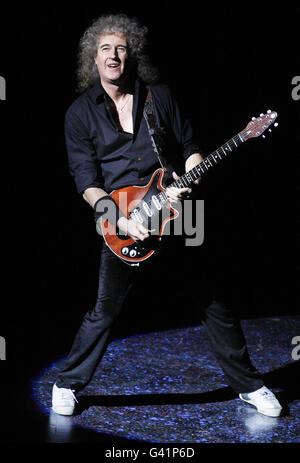 Brian May si esibisce durante una produzione del musical We Will Rock You al Kings Theatre di Glasgow. Foto Stock