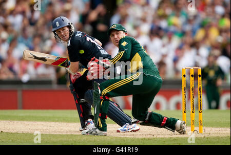 L'inglese Eoin Morgan pipistrelli guardato dal wicketkeeper australiano Brad Haddin durante la terza Giornata Internazionale al Sydney Cricket Ground, Sydney, Australia. Foto Stock