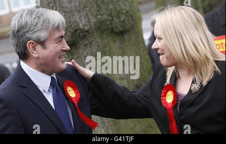 Il leader laburista scozzese Iain Grey e MSP Cathy Jamieson sulla pista di campagna su Wilson Avenue a Kilmarnock, Scozia. Foto Stock