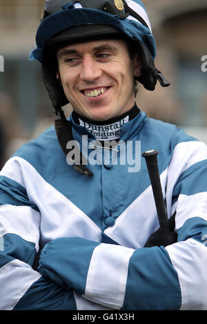 Corse di cavalli - salti di metà settimana - circuito di Warwick. Jockey Paddy Brennan prima del meyertimber.com Novices Chase all'ippodromo di Warwick. Foto Stock