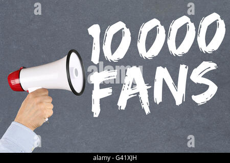 10000 tifosi piace social networking media mano con megafono Foto Stock