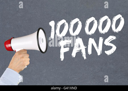 100000 tifosi piace social networking media mano con megafono Foto Stock