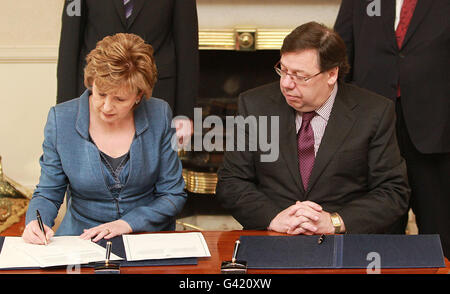 Taoiseach Brian Cowen con il presidente Mary McAleese nella sua residenza ufficiale, Aras an Uachtarain, dove le chiese di firmare la sua richiesta di sciogliere la prigione. Foto Stock