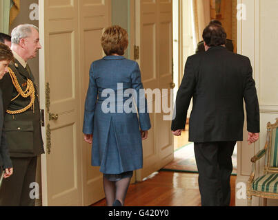 Taoiseach Brian Cowen con il presidente Mary McAleese nella sua residenza ufficiale, Aras An Uachtarain, dopo che le ha chiesto di firmare la sua richiesta di sciogliere il Dail. Foto Stock