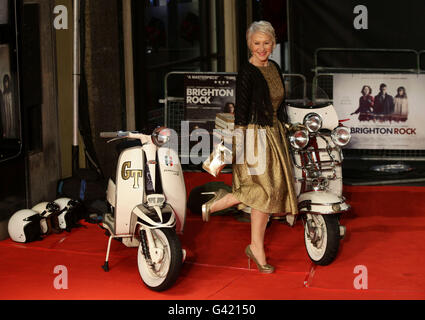 Helen Mirren arriva per la prima europea di Brighton Rock all'Odeon Leicester Square, Londra. Foto Stock
