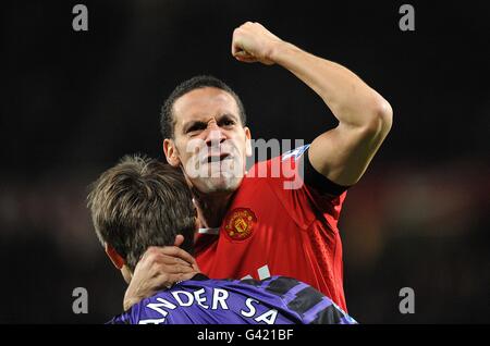 Il Rio Ferdinand (di fronte) di Manchester United festeggia con il suo portiere Edwin Van der SAR dopo il compagno di squadra Wayne Rooney (non nella foto) ha segnato il gol di apertura Foto Stock