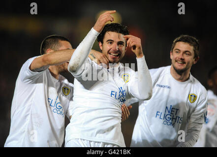 Davide somma (centro) di Leeds United festeggia dopo aver segnato il secondo gol della sua squadra durante la partita del campionato Npower allo stadio KC, Hull. Foto Stock