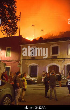 Carcaixent, Valencia, Spagna. 17 Giugno, 2016. Residenti sfrattati dalle loro case guardando il fuoco, Carcaixent, Valencia, Spagna Credito: Salva Garrigues/Alamy Live News Foto Stock