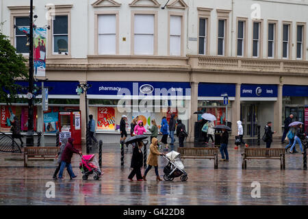 Dundee, Tayside, Scotland, Regno Unito. Il 17 giugno 2016. Meteo REGNO UNITO: vita quotidiana continua nonostante una settimana di pioggia costante di Dundee. Impermeabili e brollies come persone di ripararsi dal freddo e umido giugno meteo. Credito: Dundee fotografico / Alamy Live News Foto Stock