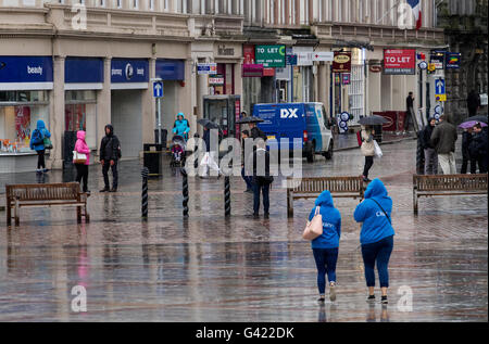 Dundee, Tayside, Scotland, Regno Unito. Il 17 giugno 2016. Meteo REGNO UNITO: vita quotidiana continua nonostante una settimana di pioggia costante di Dundee. Impermeabili e brollies come persone di ripararsi dal freddo e umido giugno meteo. Credito: Dundee fotografico / Alamy Live News Foto Stock