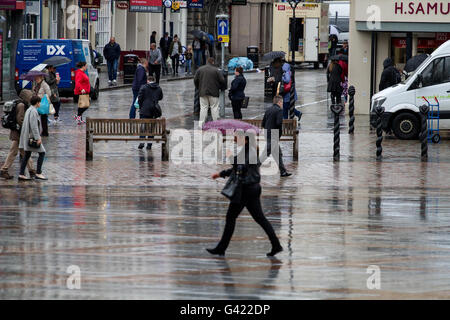 Dundee, Tayside, Scotland, Regno Unito. Il 17 giugno 2016. Meteo REGNO UNITO: vita quotidiana continua nonostante una settimana di pioggia costante di Dundee. Impermeabili e brollies come persone di ripararsi dal freddo e umido giugno meteo. Credito: Dundee fotografico / Alamy Live News Foto Stock