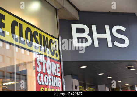 Oxford Street, Londra, Regno Unito. 17 Giugno, 2016. La BHS flagship store su Oxford Street ha una chiusura di vendita. © Matthew Chattle/A Foto Stock
