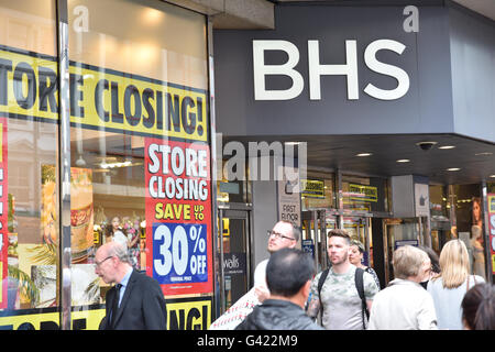 Oxford Street, Londra, Regno Unito. 17 Giugno, 2016. La BHS flagship store su Oxford Street ha una chiusura di vendita. © Matthew Chattle/A Foto Stock