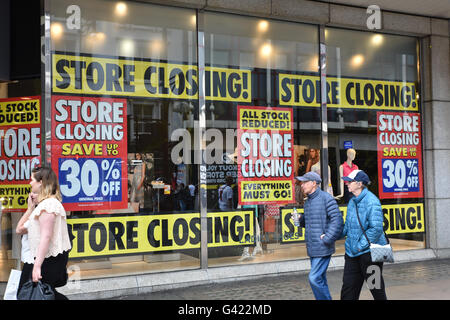 Oxford Street, Londra, Regno Unito. 17 Giugno, 2016. La BHS flagship store su Oxford Street ha una chiusura di vendita. © Matthew Chattle/A Foto Stock