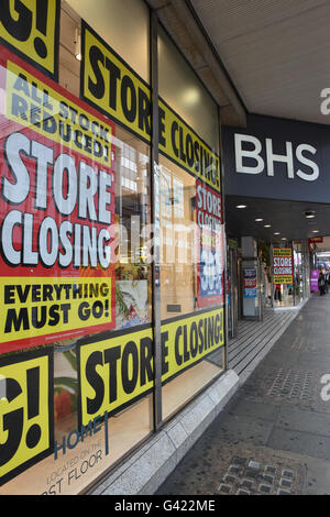 Oxford Street, Londra, Regno Unito. 17 Giugno, 2016. La BHS flagship store su Oxford Street ha una chiusura di vendita. © Matthew Chattle/A Foto Stock