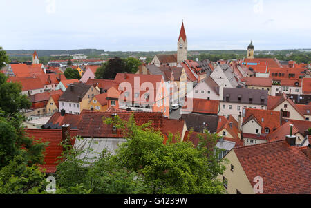 Kaufbeuren, Germania. 17 Giugno, 2016. Il campanile di una chiesa della città cattolica chiesa parrocchiale Sankt Martin sopra i tetti della città vecchia di Kaufbeuren, Germania, 17 giugno 2016. Un residente ha lamentato il notturno di carillon del campanile della chiesa. La chiesa ora indaga se il volume dei suoni di avviso può essere abbassato. Foto: KARL-JOSEF HILDENBRAND/dpa/Alamy Live News Foto Stock