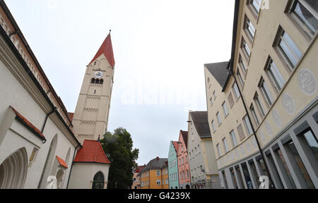 Kaufbeuren, Germania. 17 Giugno, 2016. Il campanile di una chiesa della città cattolica chiesa parrocchiale Sankt Martin sopra i tetti della città vecchia di Kaufbeuren, Germania, 17 giugno 2016. Un residente ha lamentato il notturno di carillon del campanile della chiesa. La chiesa ora indaga se il volume dei suoni di avviso può essere abbassato. Foto: KARL-JOSEF HILDENBRAND/dpa/Alamy Live News Foto Stock