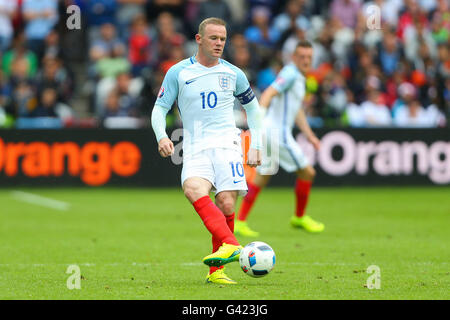 Stade Felix Bollaert-Delelis, lente, Francia. 16 Giugno, 2016. Campionati Europei di calcio. Inghilterra verus Galles. Wayne Rooney (Ita) passa nel centrocampo © Azione Sport Plus/Alamy Live News Foto Stock