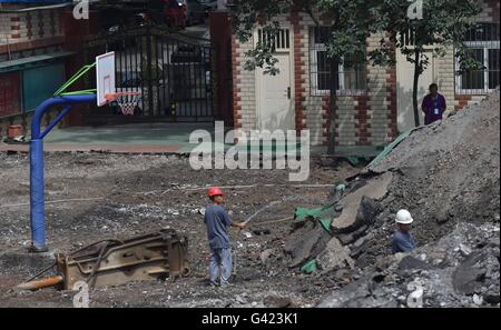 (160617) -- Pechino, 17 giugno 2016 (Xinhua) -- lavoratori smantellare la pista presso il campus Baiyunlu di Pechino n. 2 scuola sperimentale nel distretto di Xicheng di Pechino, Cina, 17 giugno 2016. Il campus Baiyunlu di Pechino n. 2 Scuola Sperimentale ha iniziato a rimuovere una pista sintetica dopo le sostanze tossiche presumibilmente avvelenato decine di studenti, le autorità locali hanno confermato il venerdì. Il mese scorso molti studenti presso la scuola ha sofferto di emorragie dal naso, vertigini e tosse dopo aver eseguito sulla pista. Sebbene la prova ufficiale risultato mostrava che la pista era fino a standard per uso, molti peo Foto Stock