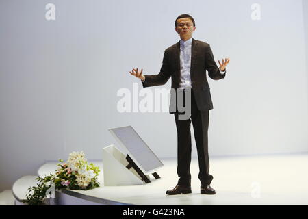 (160617) -- ST. Pietroburgo, 17 giugno 2016 (Xinhua) -- Chinese Internet giant Alibaba del Presidente Ma Jack dà un discorso "La costruzione di una nuova strada di seta per l'economia digitale' durante il ventesimo San Pietroburgo International Economic Forum a San Pietroburgo, Russia, il 17 giugno 2016. (Xinhua/Evgeny Sinitsyn) Foto Stock