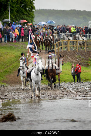 Selkirk, Scotland, Regno Unito. 17 giu 2016. Alfiere 28 enne Rory monaci conduce la cavaclade attraverso la Ettrick. Selkirk Equitazione comune si svolge il secondo venerdì dopo il primo lunedì di giugno Selkirk Equitazione comune commemora come, dopo la disastrosa Battaglia di Flodden nel 1513 da ottanta uomini che ha lasciato la città, uno solo - Fletcher - cuscinetto restituito a catturato bandiera inglese. La leggenda narra che ha gettato la bandiera sulla sua testa per indicare che tutti gli altri uomini di Selkirk era stato abbattuto. Credito: Jim Gibson/Alamy Live News Foto Stock