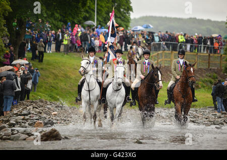 Selkirk, Scotland, Regno Unito. 17 giu 2016. Alfiere 28 enne Rory monaci conduce la cavaclade attraverso la Ettrick. Selkirk Equitazione comune si svolge il secondo venerdì dopo il primo lunedì di giugno Selkirk Equitazione comune commemora come, dopo la disastrosa Battaglia di Flodden nel 1513 da ottanta uomini che ha lasciato la città, uno solo - Fletcher - cuscinetto restituito a catturato bandiera inglese. La leggenda narra che ha gettato la bandiera sulla sua testa per indicare che tutti gli altri uomini di Selkirk era stato abbattuto. Credito: Jim Gibson/Alamy Live News Foto Stock